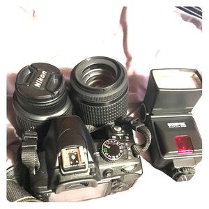 Nikon camera 2 lens and attachable light